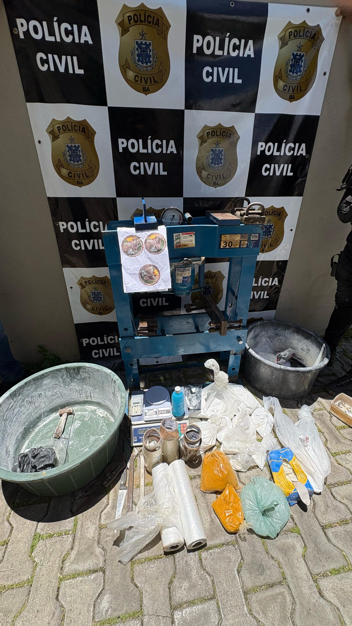 Operação Policial desmantela laboratório de drogas em Eunápolis